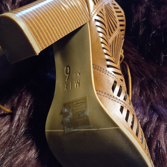 Block Heels - Picture 4 of 6